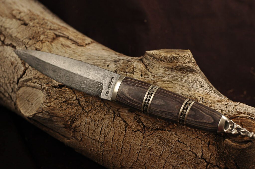 Pattern welded damascus knife with wood handle